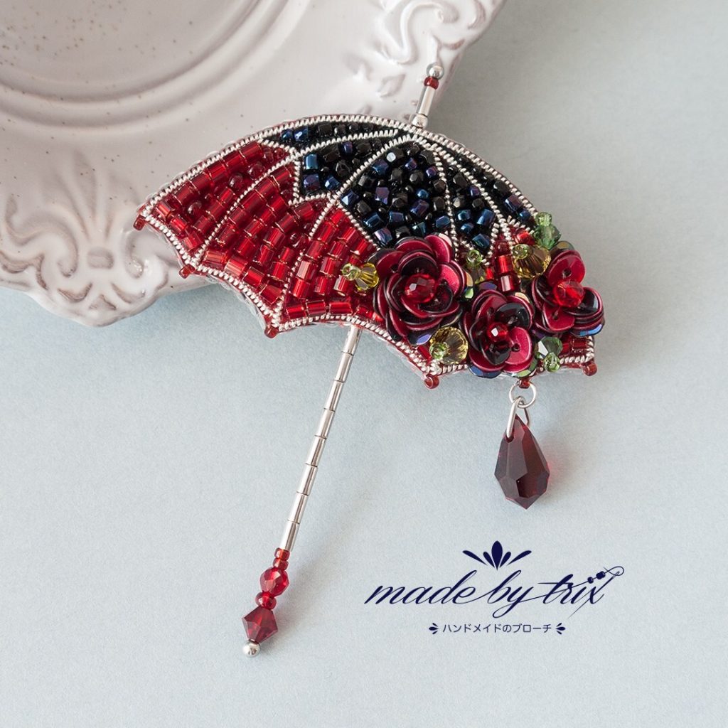 バラ傘①　ビーズ刺繍ブローチ (250715-1)