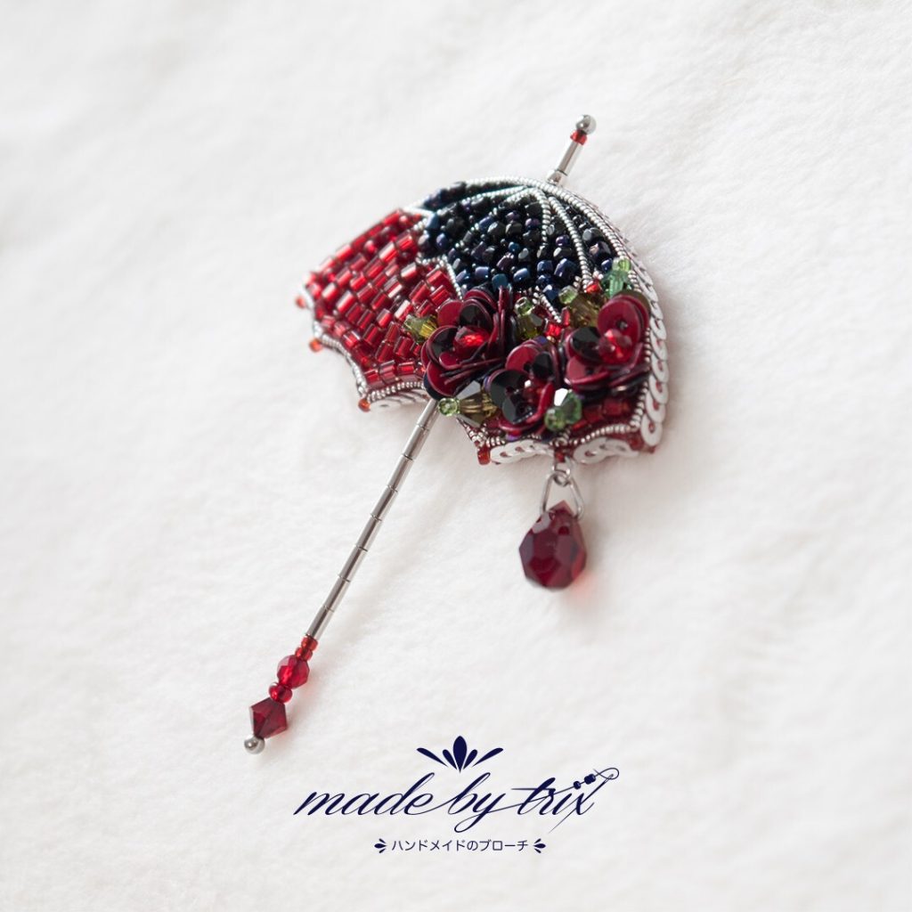 バラ傘①　ビーズ刺繍ブローチ (250715-1)