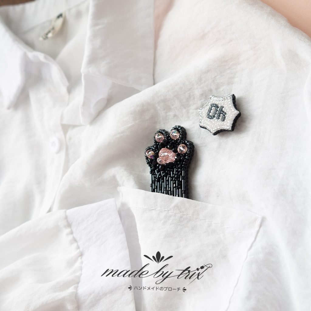 黒猫の手　びっくりした❣　肉球　吹き出し　ビーズ刺繍ブローチ (250820)