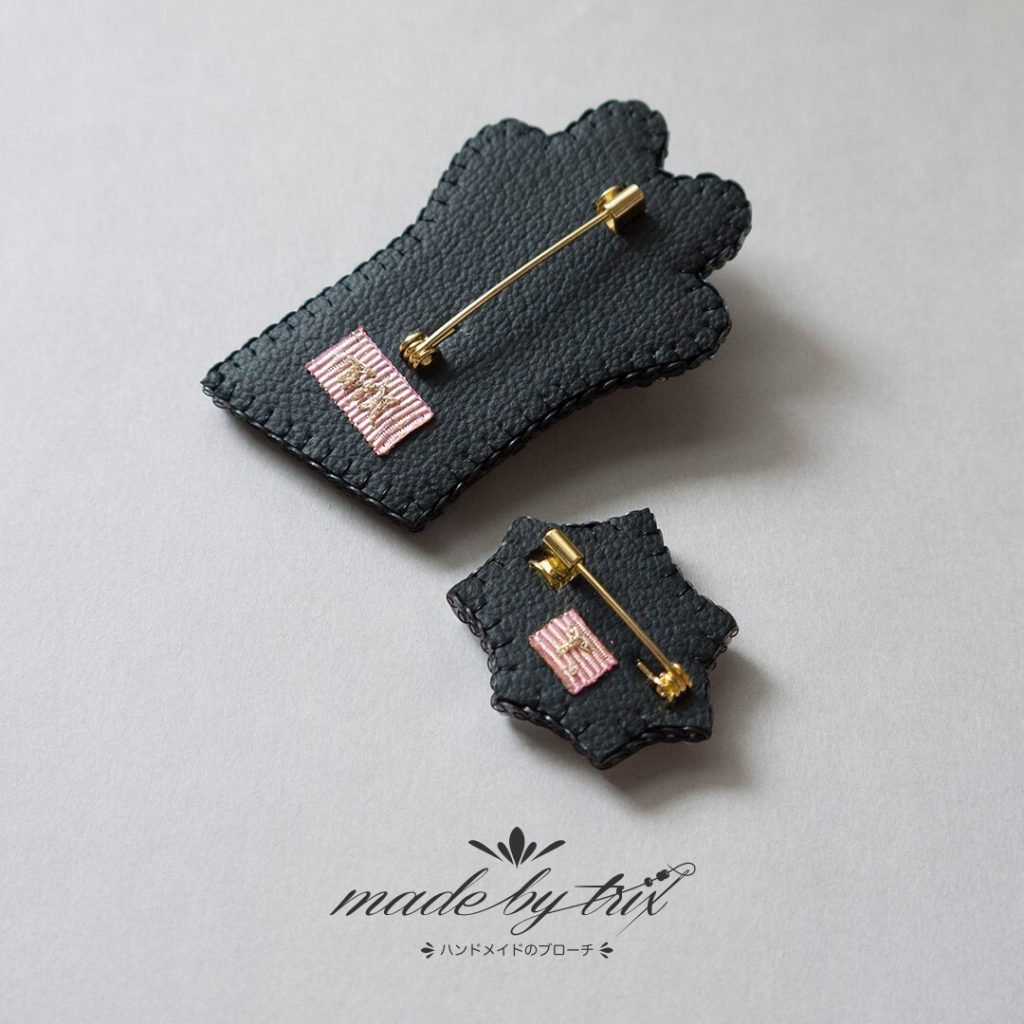 黒猫の手　びっくりした❣　肉球　吹き出し　ビーズ刺繍ブローチ (250820)