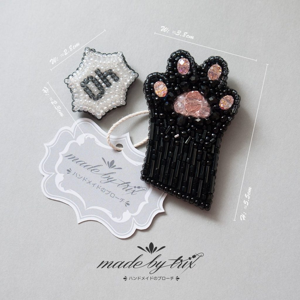 黒猫の手　びっくりした❣　肉球　吹き出し　ビーズ刺繍ブローチ (250820)