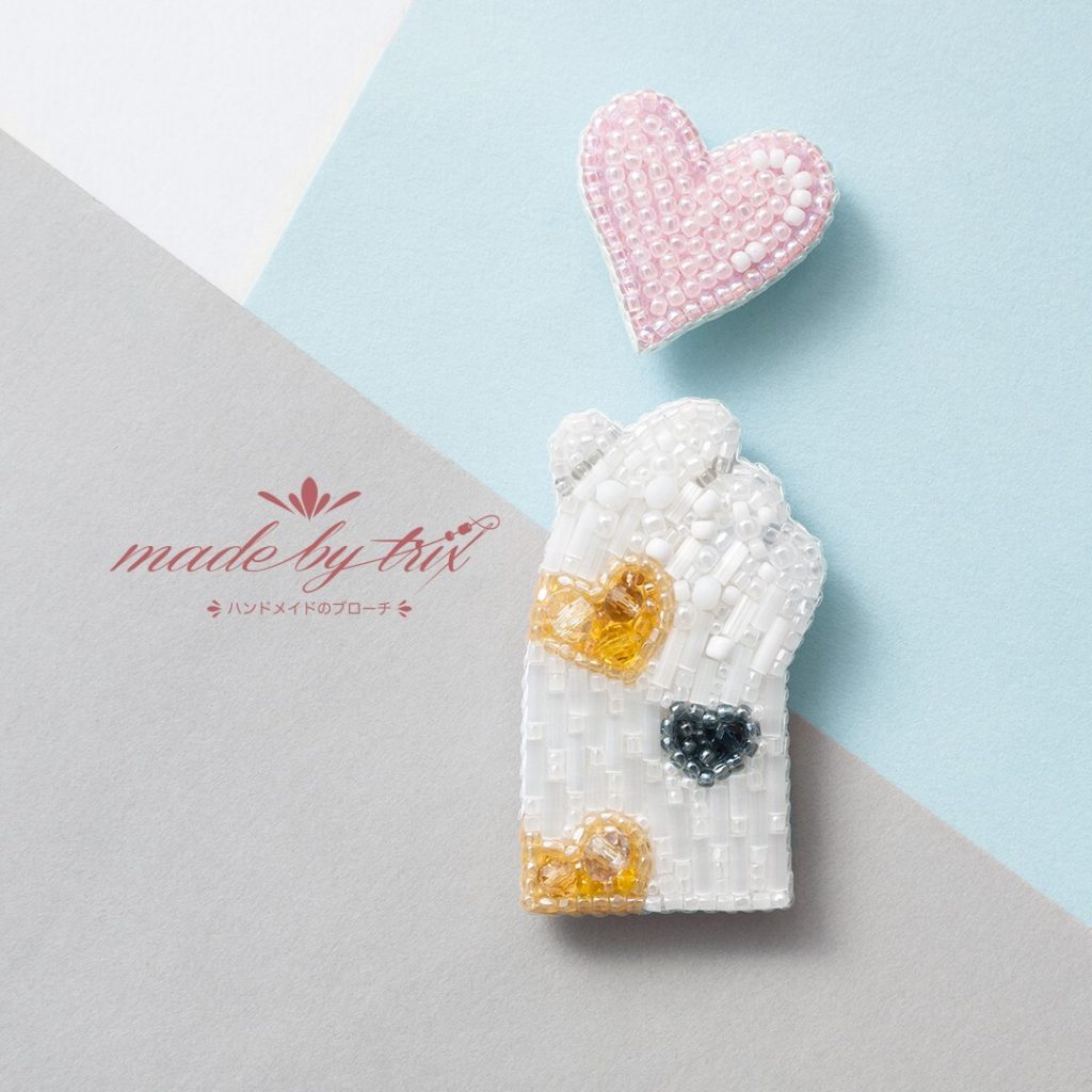 三毛猫の手　ラブラブ♡　吹き出し　ビーズ刺繍ブローチ (2500827)