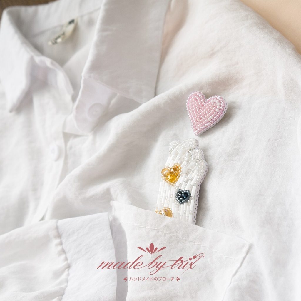 三毛猫の手　ラブラブ♡　吹き出し　ビーズ刺繍ブローチ (2500827)