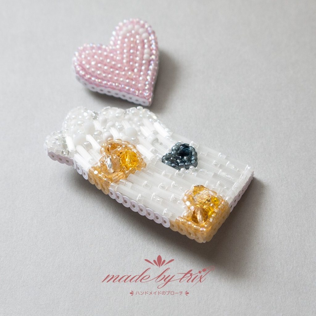三毛猫の手　ラブラブ♡　吹き出し　ビーズ刺繍ブローチ (2500827)