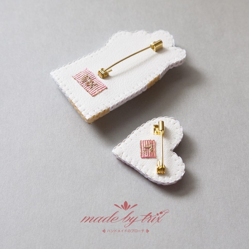 三毛猫の手　ラブラブ♡　吹き出し　ビーズ刺繍ブローチ (2500827)