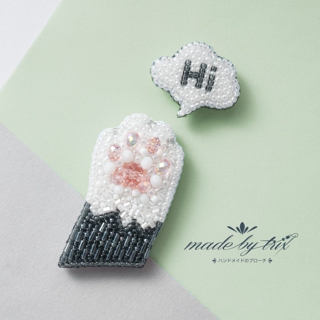 灰白猫の手　Hiと挨拶した　吹き出し　ビーズ刺繍ブローチ (250904)