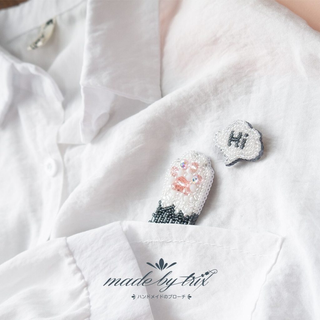 灰白猫の手　Hiと挨拶した　吹き出し　ビーズ刺繍ブローチ (250904)