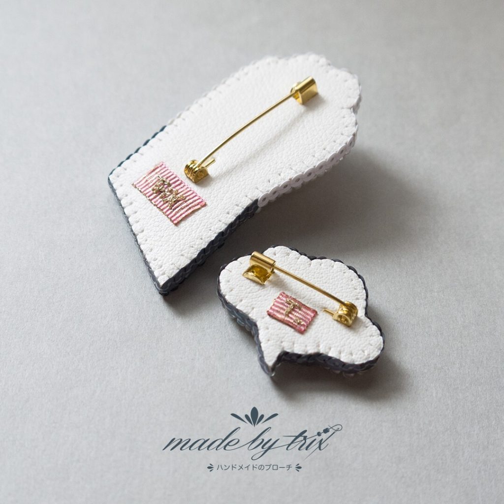 灰白猫の手　Hiと挨拶した　吹き出し　ビーズ刺繍ブローチ (250904)