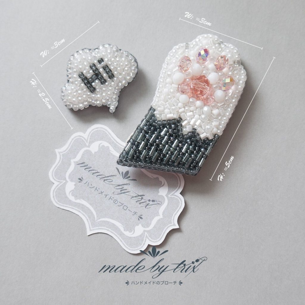 灰白猫の手　Hiと挨拶した　吹き出し　ビーズ刺繍ブローチ (250904)