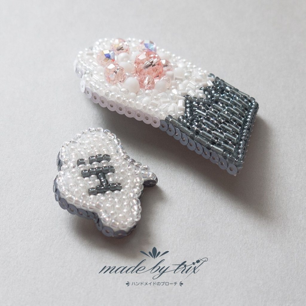 灰白猫の手　Hiと挨拶した　吹き出し　ビーズ刺繍ブローチ (250904)