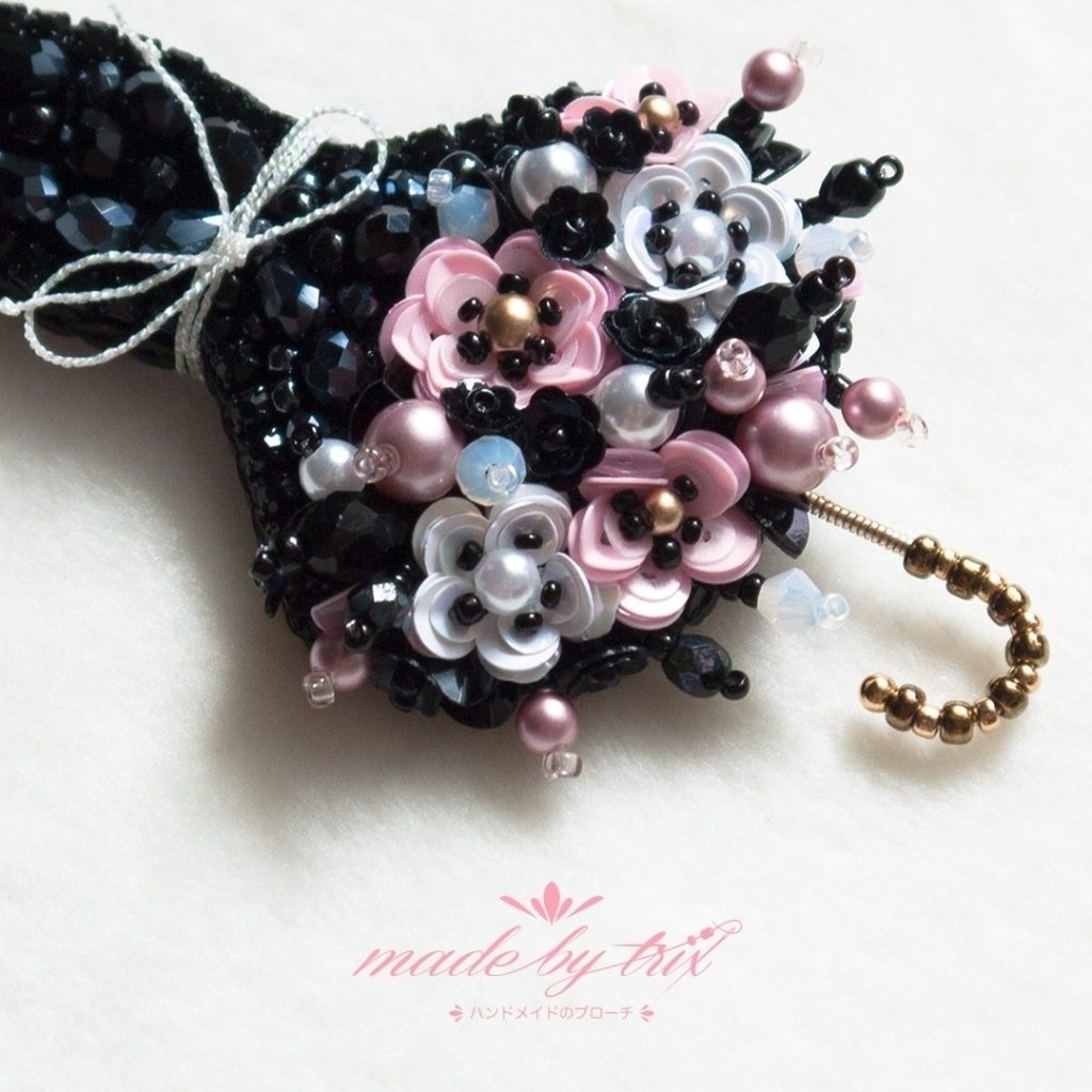 傘と花　ピンク色の花と白い花　ビーズ刺繍ブローチ (2500910)