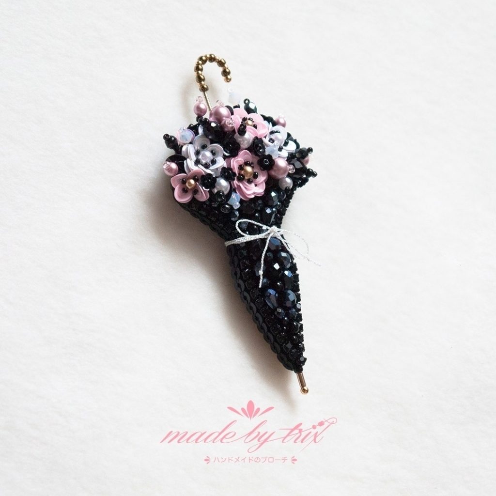 傘と花　ピンク色の花と白い花　ビーズ刺繍ブローチ (2500910)