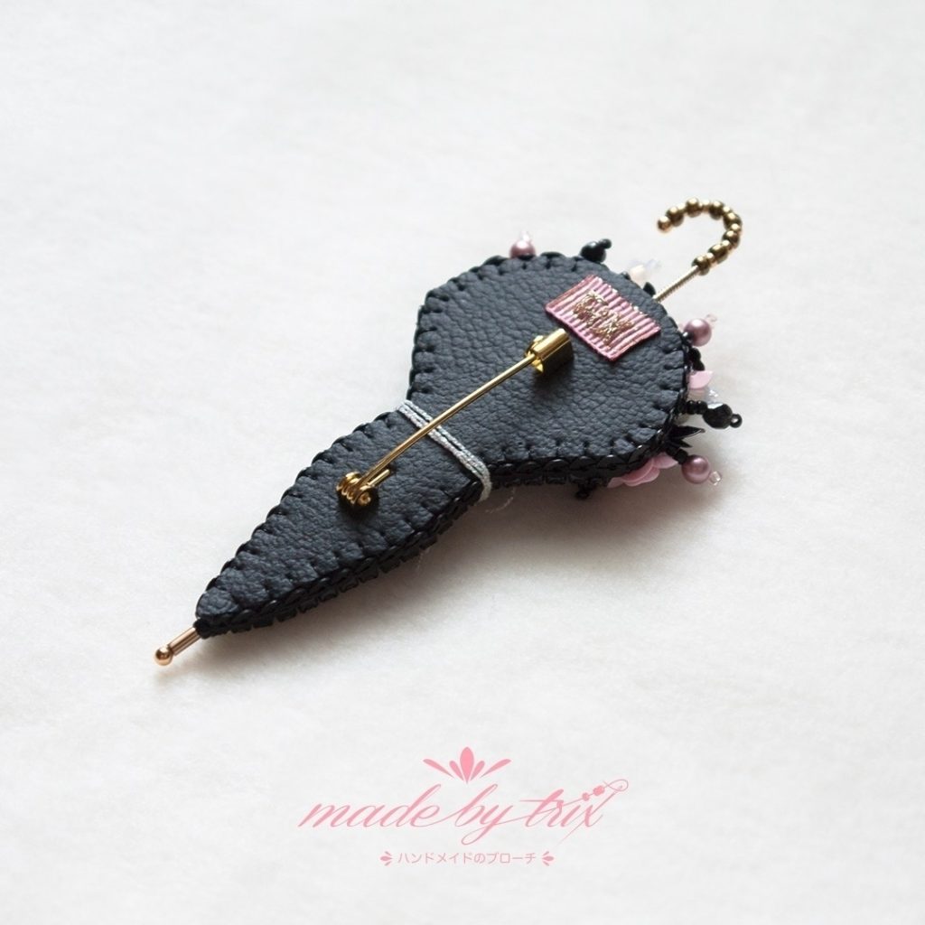 傘と花　ピンク色の花と白い花　ビーズ刺繍ブローチ (2500910)