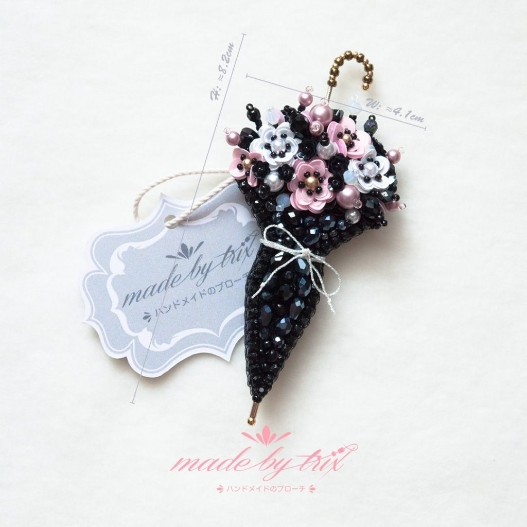 傘と花　ピンク色の花と白い花　ビーズ刺繍ブローチ (2500910)