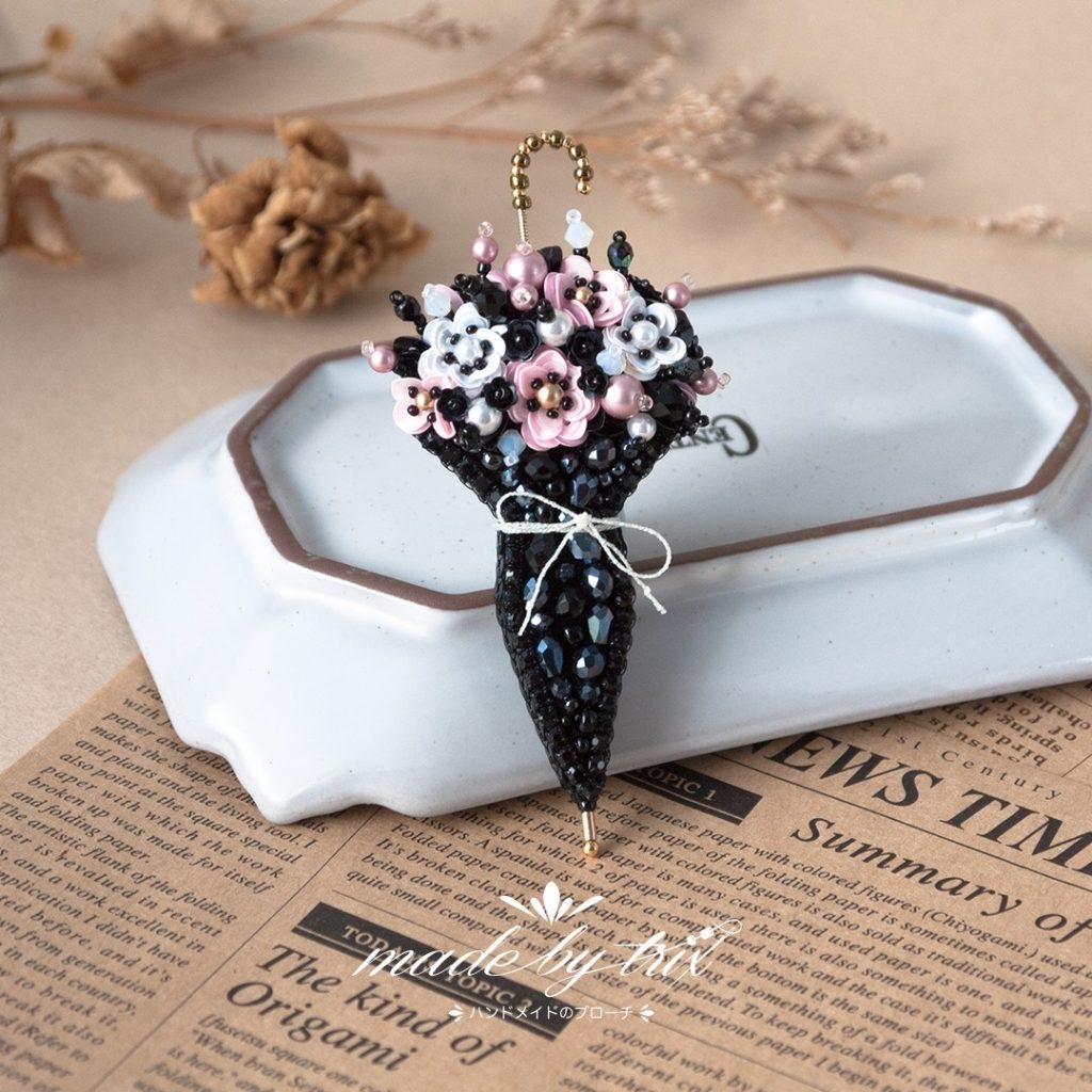 傘と花　ピンク色の花と白い花　ビーズ刺繍ブローチ (2500910)