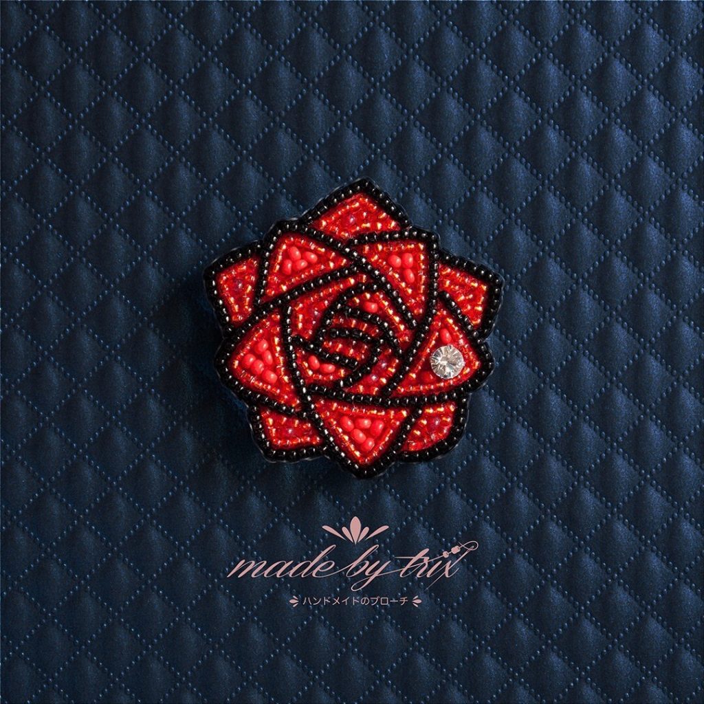 バラ①　赤　ビーズ刺繍ブローチ　(260606)