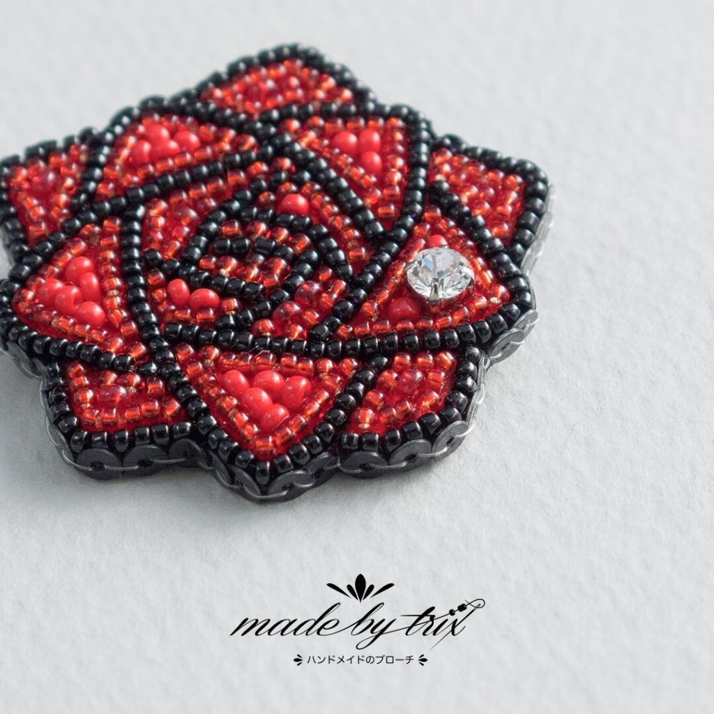 バラ①　赤　ビーズ刺繍ブローチ　(260606)