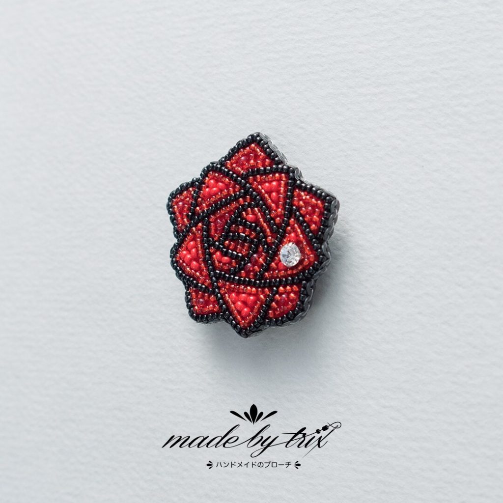 バラ①　赤　ビーズ刺繍ブローチ　(260606)