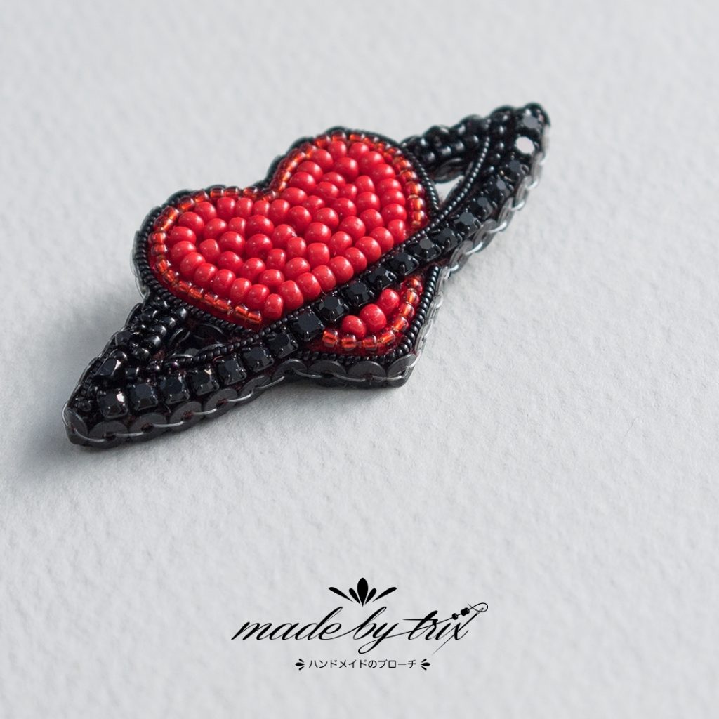 ハート土星①　赤　ビーズ刺繍ブローチ　(260619)