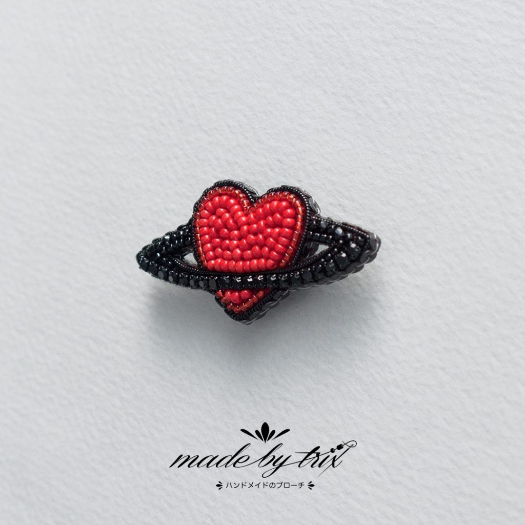 ハート土星①　赤　ビーズ刺繍ブローチ　(260619)