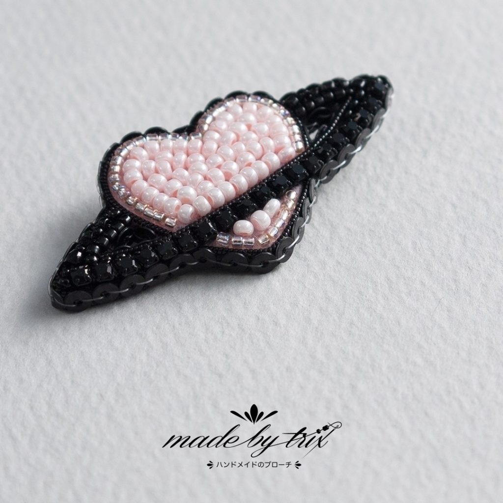 ハート土星②　薄ピンク　ビーズ刺繍ブローチ　(260620)