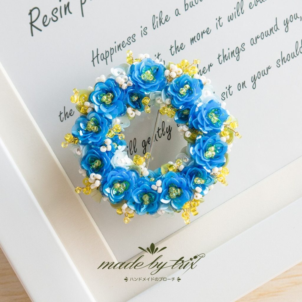 フラワーリース①　ブルーイエロー　花　ビーズ刺繍ブローチ (260205) 商品写真1
