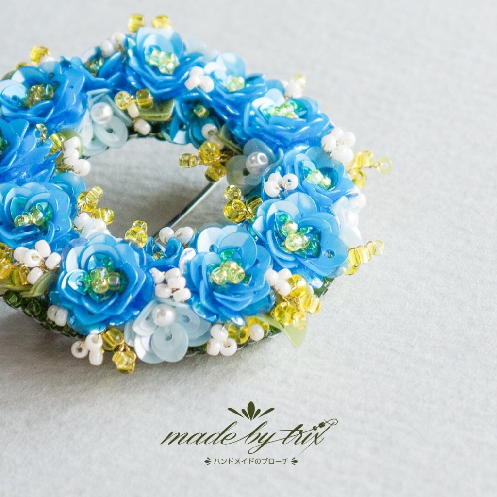 フラワーリース①　ブルーイエロー　花　ビーズ刺繍ブローチ (260205) 商品写真2