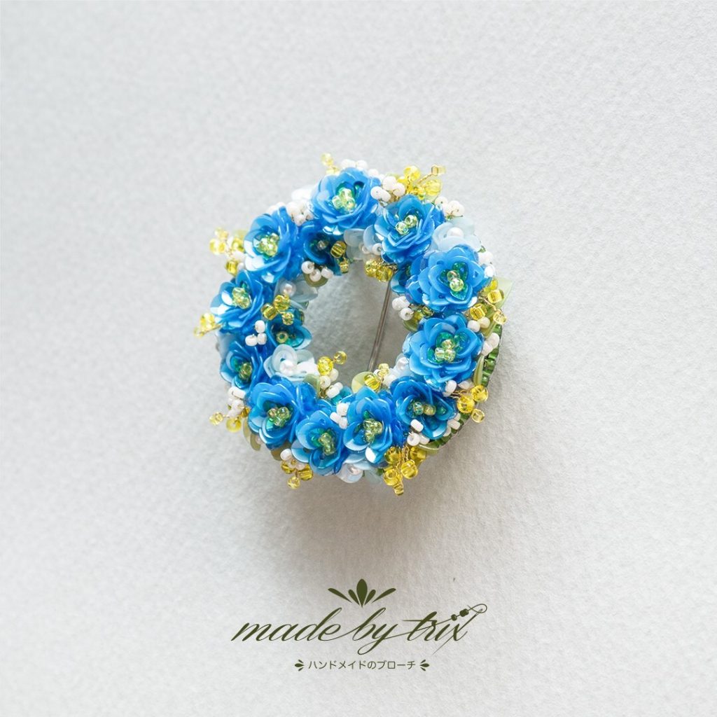 フラワーリース①　ブルーイエロー　花　ビーズ刺繍ブローチ (260205) 商品写真3