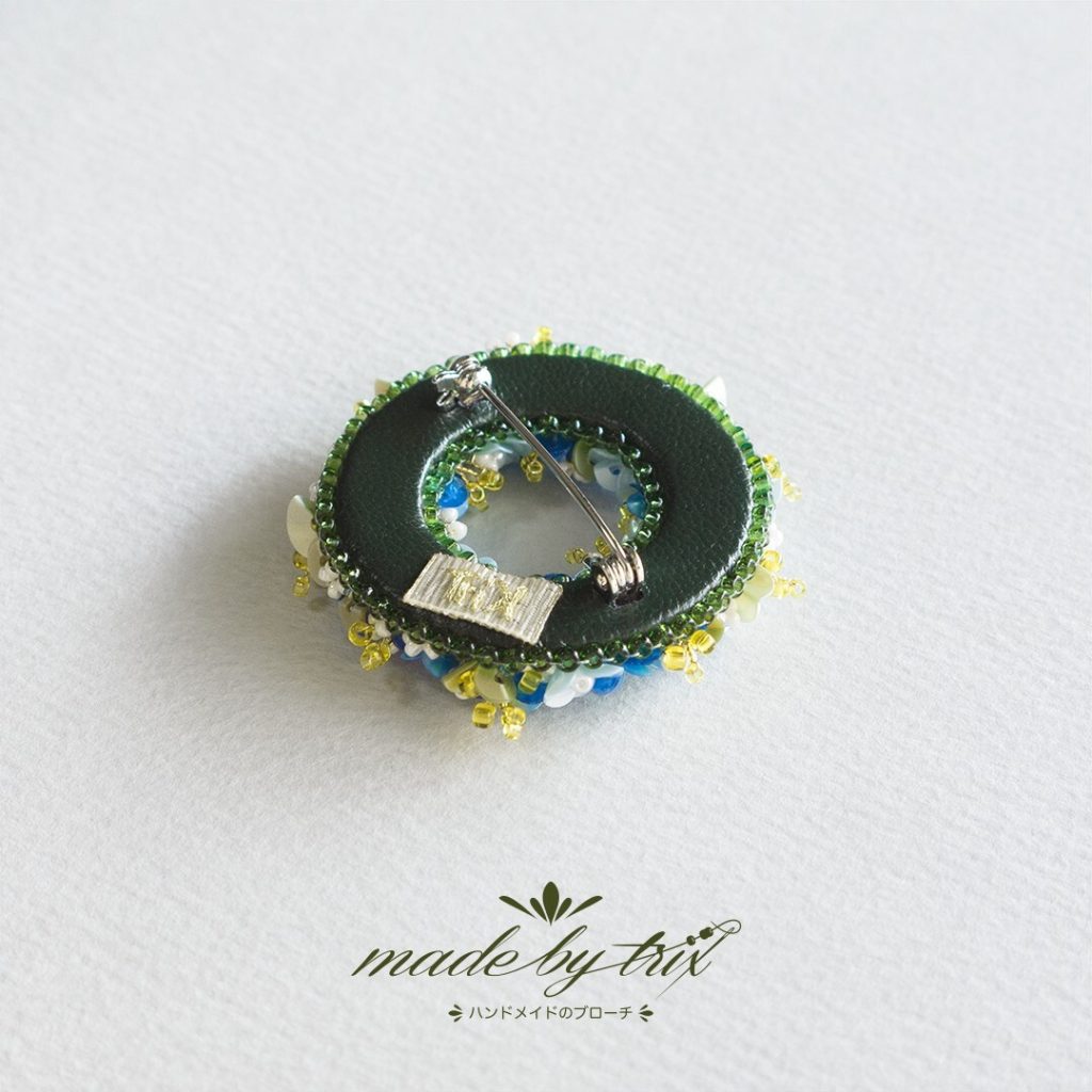 フラワーリース①　ブルーイエロー　花　ビーズ刺繍ブローチ (260205) 商品写真4