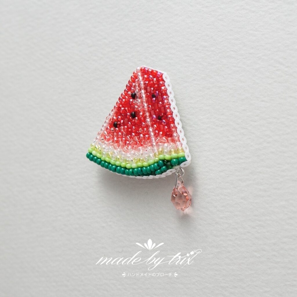 スイカ①　ビーズ刺繍ブローチ　(260528)