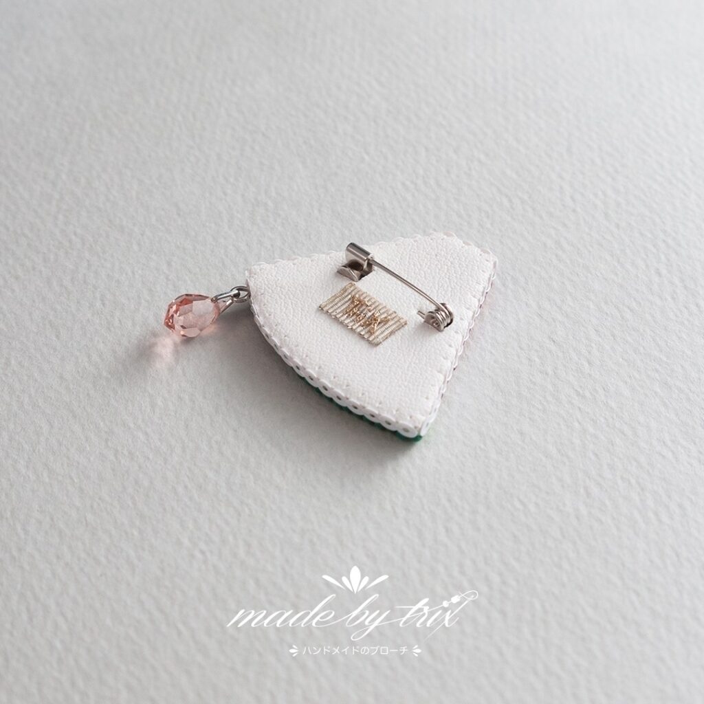 スイカ①　ビーズ刺繍ブローチ　(260528)
